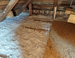 Zateplení stropu rodinného domu pomocí foukané izolace